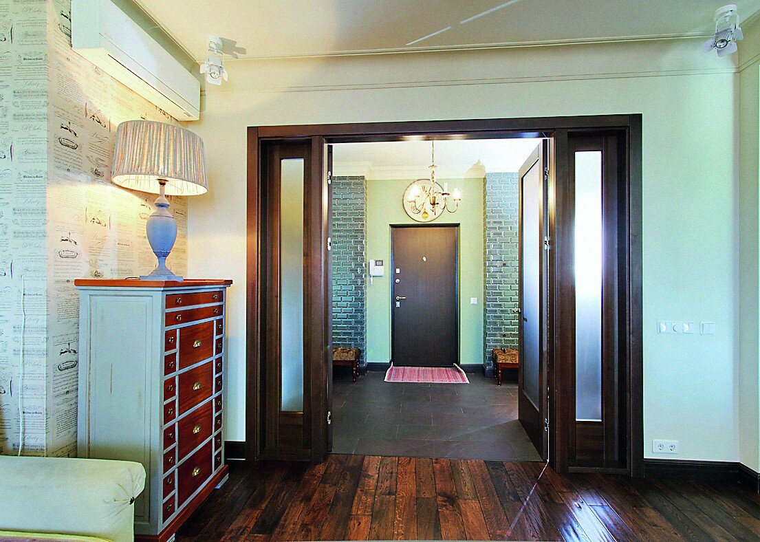 Все по-соседству - и кирпичная кладка и бумажные обои