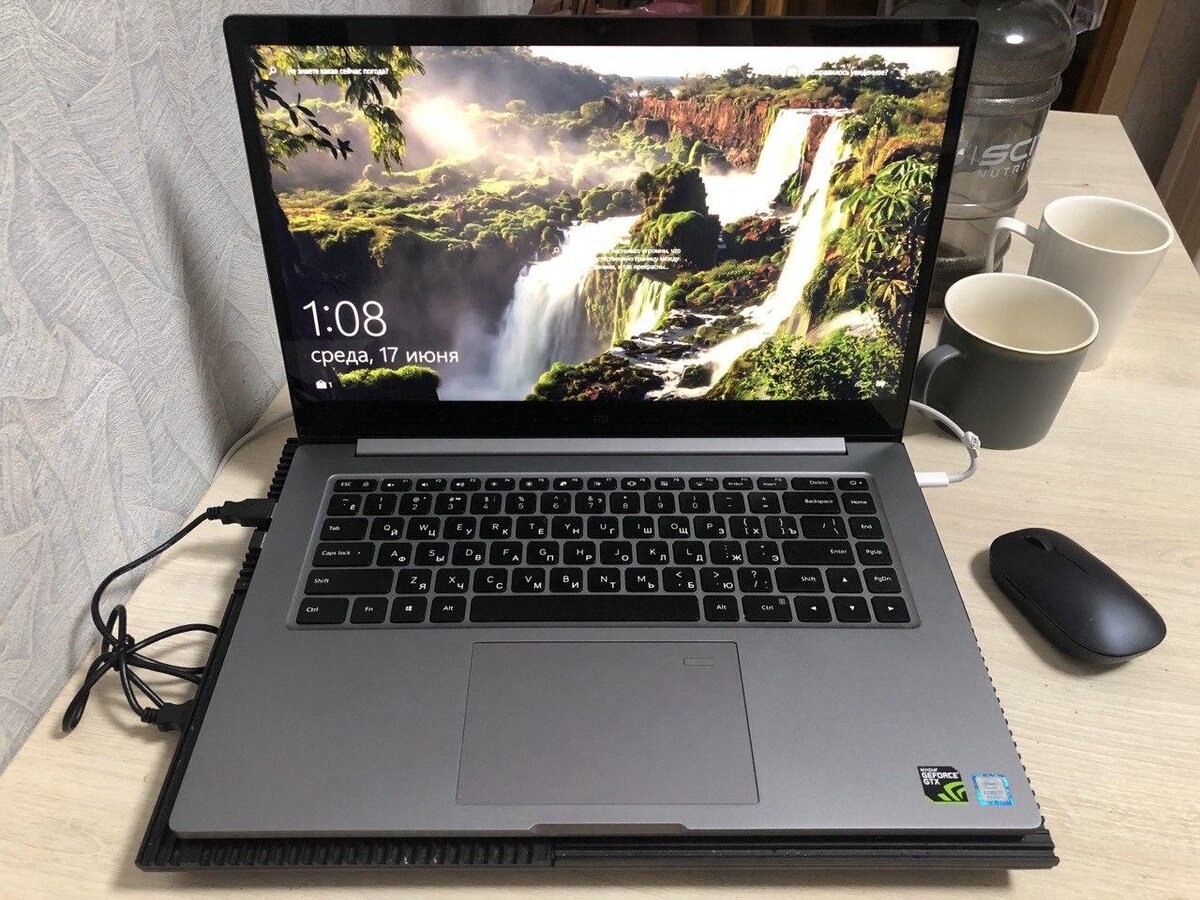 Xiaomi Mi Notebook Pro 15,6” на подставке.
