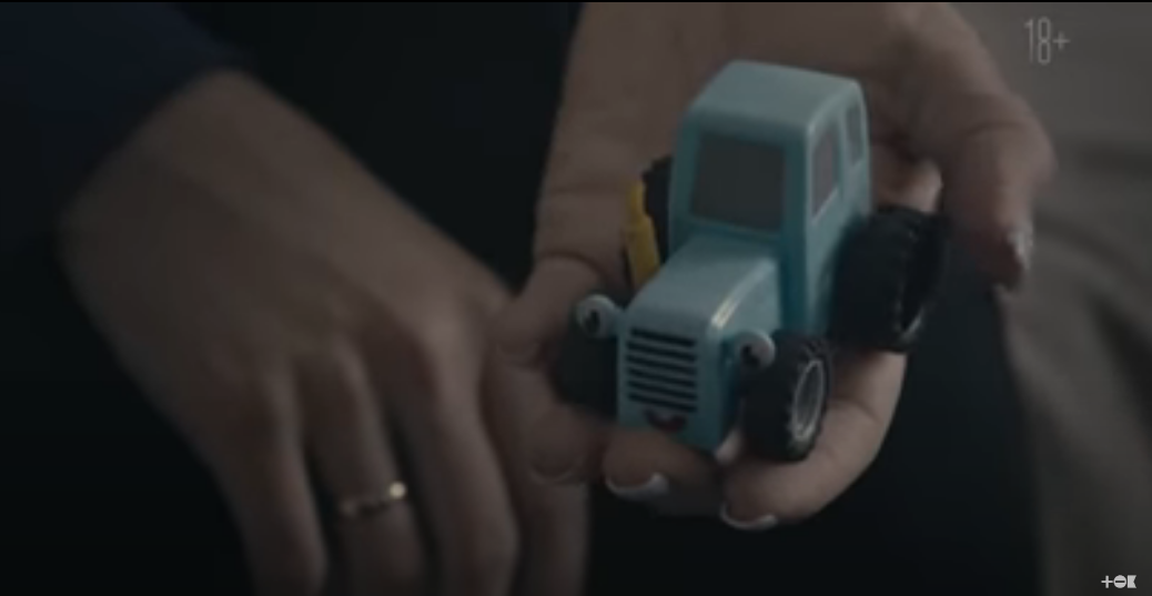 Кадр из фильма на ютюб, в котором женщина рассказывает о случившемся