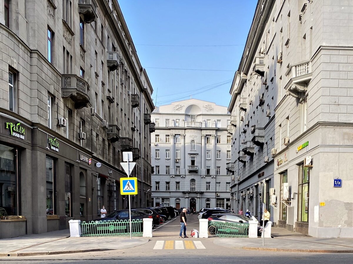 Благодаря проезду между корпусами дома имеют протяженные парадные фасады, за счет чего квартиры можно было сдавать дороже (в доходных домах квартиры арендовали, а не покупали).  