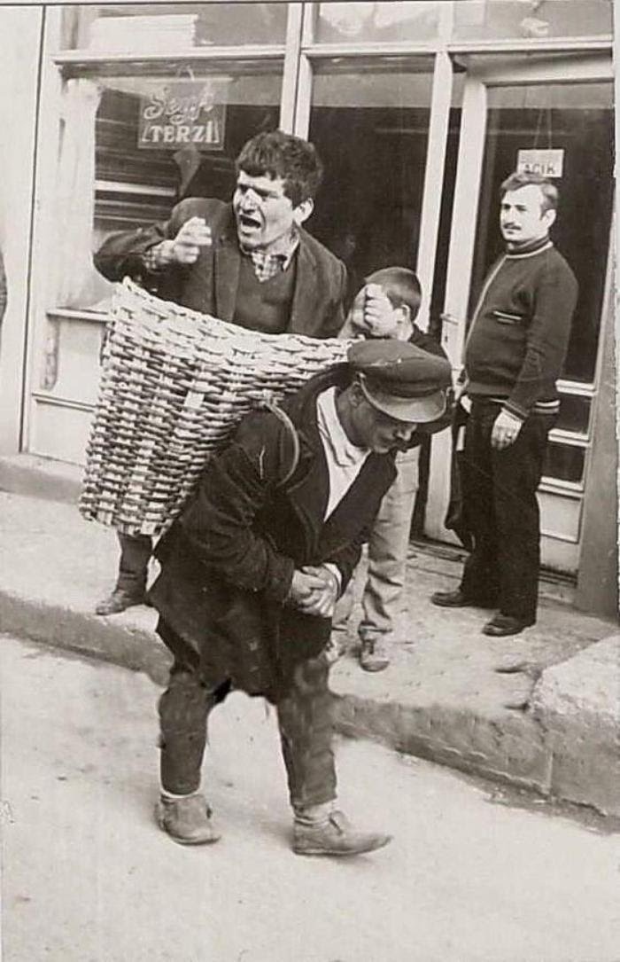 Мужик явно недоволен, что его везут домой получать люлей от жены.