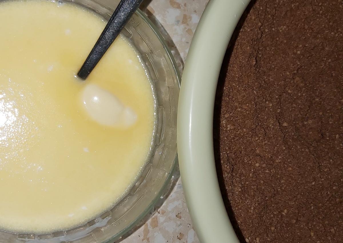 Тарелка заполнена примерно наполовину