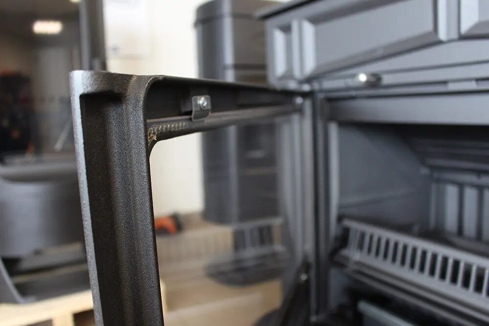 Корпус печи камина Plamen Glas Franklin выполнен из чугуна. Чугун термостойкий и недорогой материал. Он слабо расширяется при нагреве, обеспечивает высокую теплоотдачу и мягкое излучающее тепло. Чугунную печь надо ставить дальше от горючих материалов и хорошо изолировать стены. Печи мощные и излучение тепла на расстоянии 1 метра проникающее.

