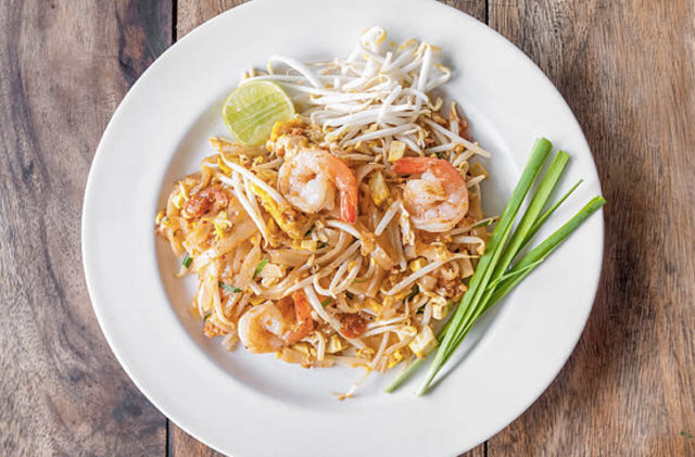 Если когда-нибудь появится Зал славы блюд, гурманы непременно хотели бы видеть в нем пад тай. Это блюдо из рисовой лапши с особым соусом, характерный вкус которому придает тамаринд. Лапшу сначала замачивают, а потом обжаривают стир-фрай с креветками, луком, чесноком, яйцом и соусом.