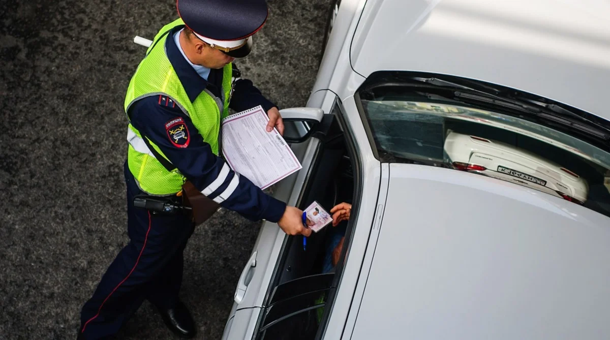 ГАИшник нагло требует права, несмотря на то, что я сижу в заглушенном авто  – автоюрист помогает советом | ГАРАЖ | Дзен