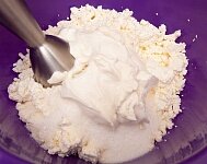 Измельчите творог и взбейте его вместе с йогуртом и ванилином. На этом этапе в рецепт можно добавить немного сахара, но тогда калорийность тирамису возрастет.