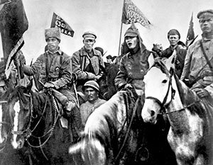  Все эти факторы позволяли творить чудеса – относительно малыми силами  решать судьбу здоровенных регионов. Главное, чтобы силы были мобильные и  мотивированные. В роли таких сил могли выступать, например, бронепоезда  – в самом начале войны это был один из главных козырей красных. Или,  казалось бы, вымершая кавалерия – первое время это была сильная сторона  белых, потому что за них пошла большая часть казачества. 