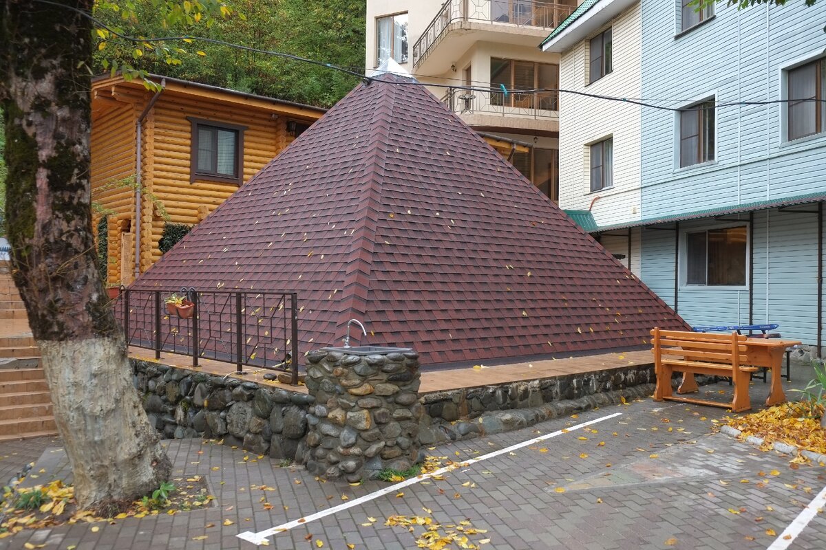 Пирамида,  г. Сочи пос. Красная поляна, ул.Березовая, дом 57.