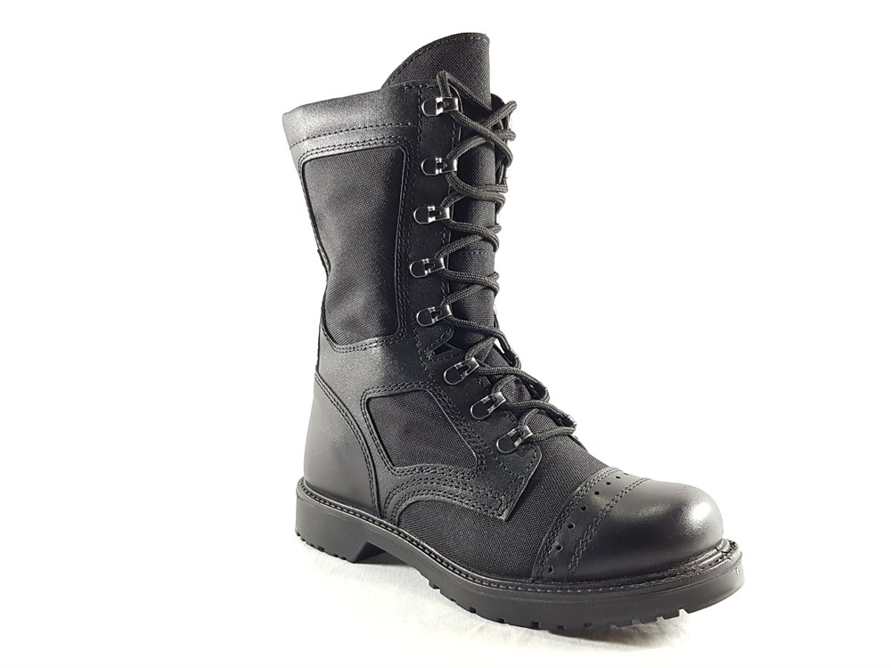 Вот такие берцы были у нас. Тканевые части очень любили пыль и быстро рвались. Источник фото: https://rarog.pro/