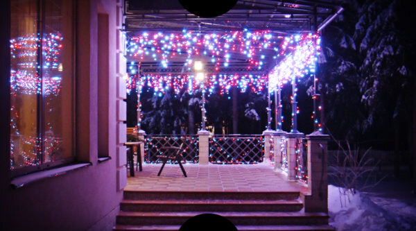 Вариант оформления дома уличной гирляндой