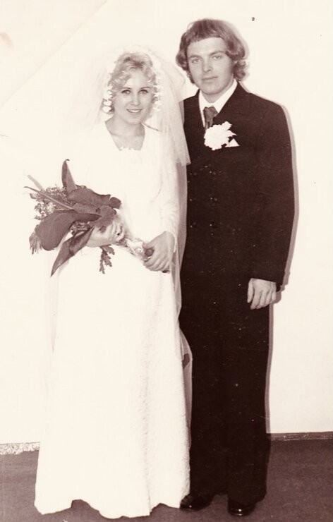 Стандартное фото в ЗАГСе.