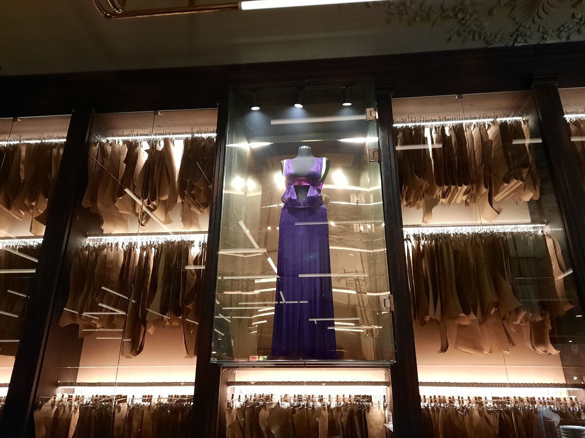 Платье-трансформер из весенне-летней коллекции Verscace 2003 года, в котором как-то выступала Бейонсе: вот такие экспонаты привозят в «Сарторию» из Национальной палаты итальянской моды.