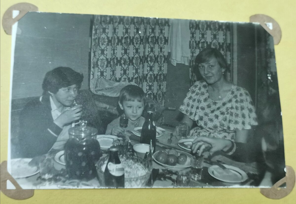 Один из семейных праздников. Я маленький совсем, а на столе - Оливье