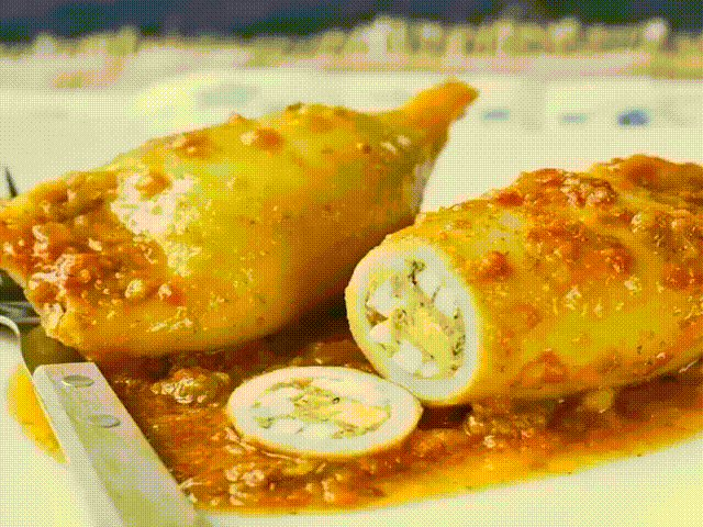 ФАРШИРОВАННЫЕ КАЛЬМАРЫ
Ингредиенты: 
2 тушки кальмара 
белки яиц, 
шампиньоны,
зелень,
нежирного сыра,
соевый соус.
Приготовление:
2 тушки кальмара опустить в кипящую воду, варить 3 минуты. 
Обжарить без масла ингредиенты для начинки (белки яиц, шампиньоны, зелень, немного нежирного сыра), полить соевым соусом. 
Нафаршировать этой смесью кальмары. Тушки обжарить в этой же сковороде минуты три.
Приятного аппетита!