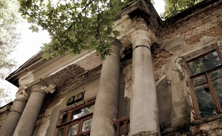 Сабурова дача ("Сабурка"), построенный в 1796 году в Харькове смирительный дом для умалишённых и неизлечимо больных. Один из крупнейших научных центров в области психиатрии Российской империи. Используется по настоящее время 