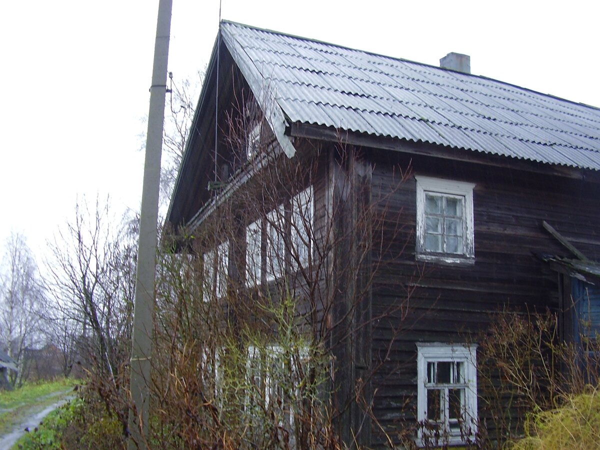 На каждом этаже по две комнаты, каждая в три окна на фасаде и окно сбоку