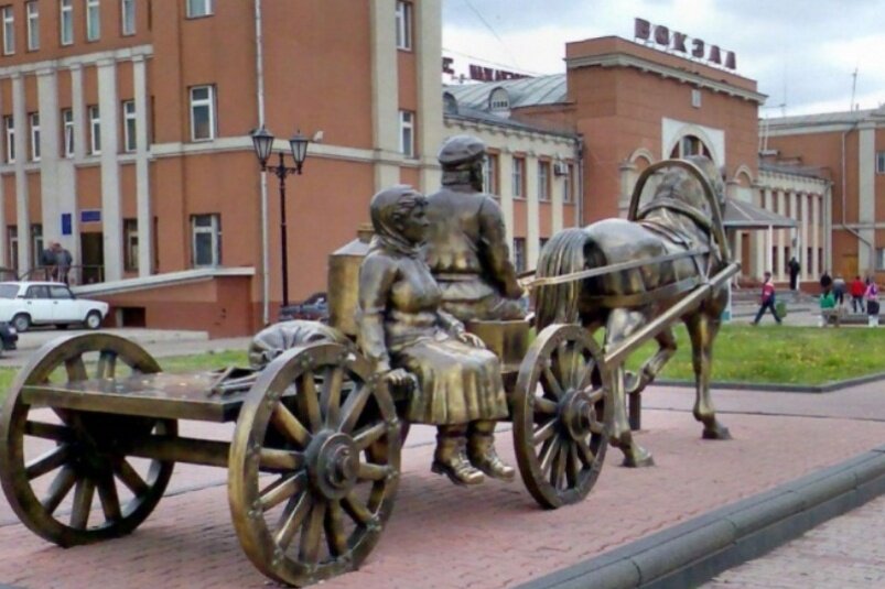 Памятник первым переселенцам у вокзала г. Биробиджан, Еврейская Автономная область (в простонородье - Еврейка)