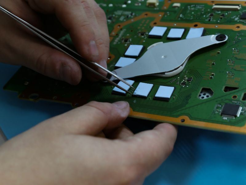 Процесс замены термопрофилей.