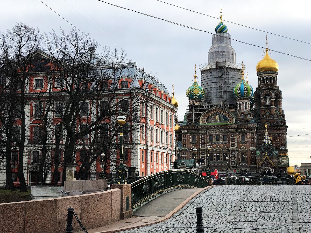 Пустынные улицы добавляли немного грусти Питеру, но так он выглядит привлекательней обычного