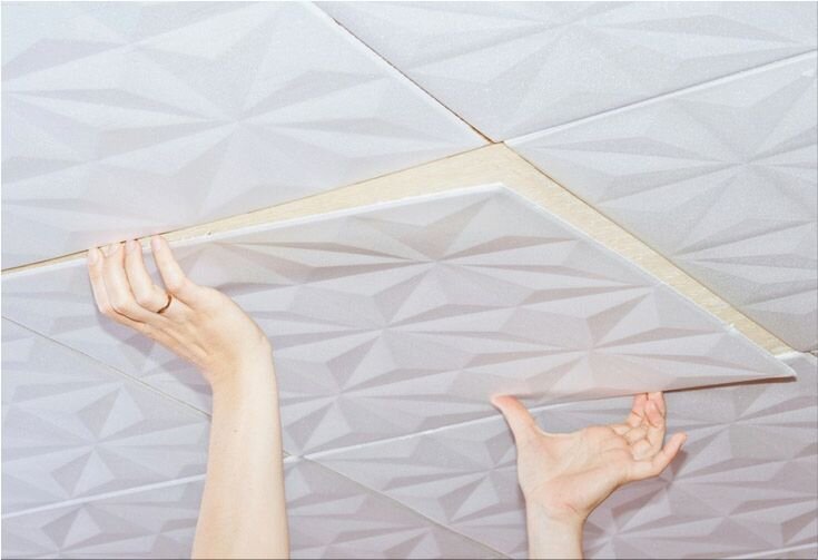Как самостоятельно уложить полистерольную плитку на потолок