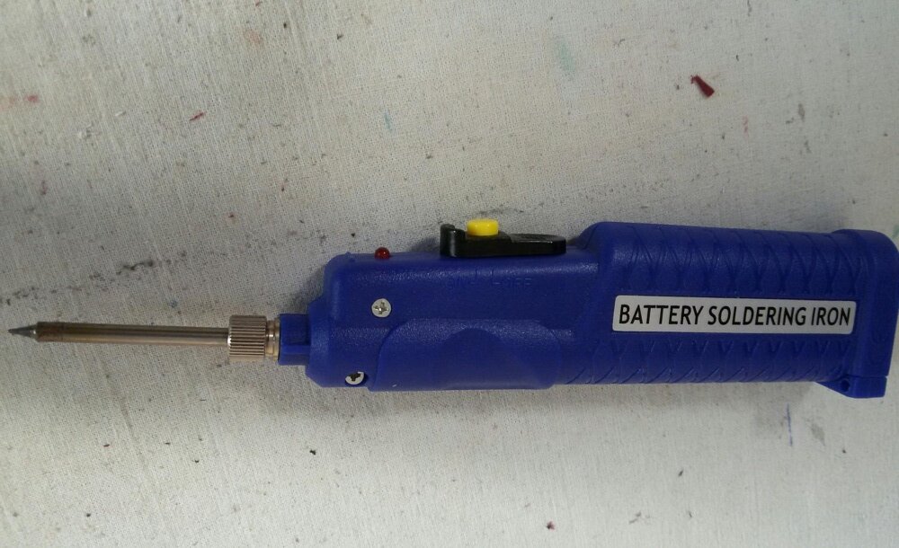 Мини паяльник на батарейках.