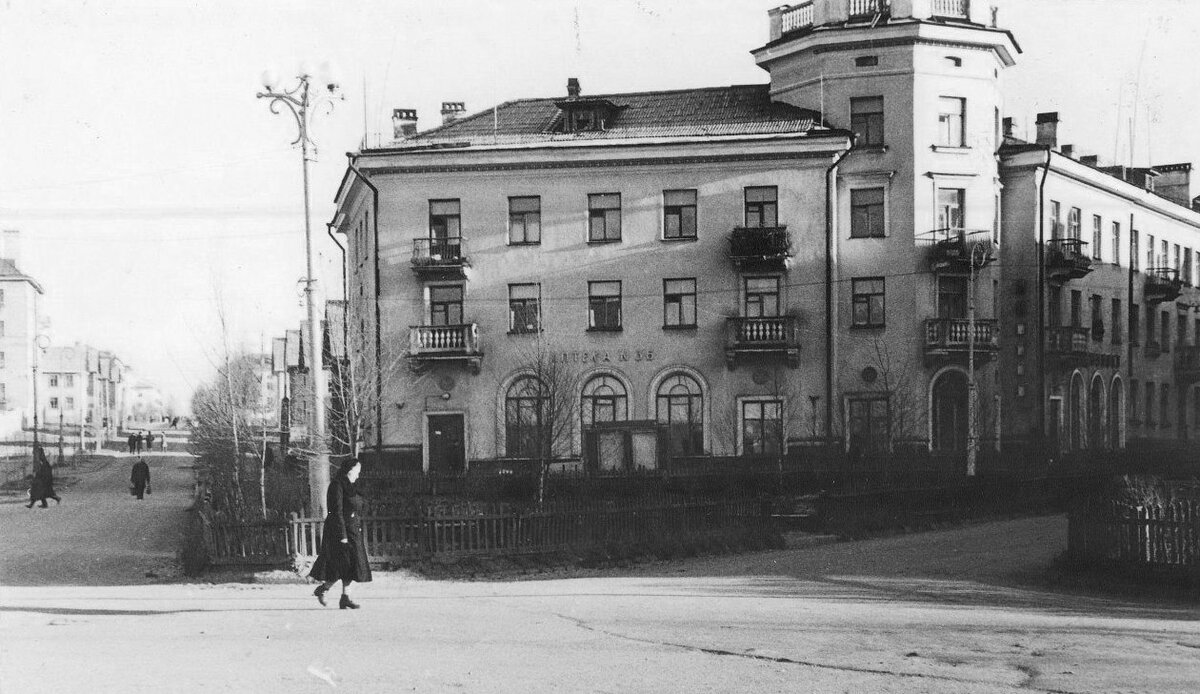 Слева - ул.Тихая, справа - Дымское шоссе.