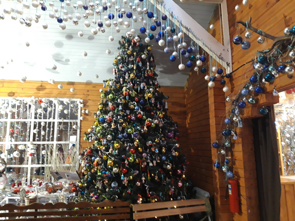 ель на фабрике елочных игрушек