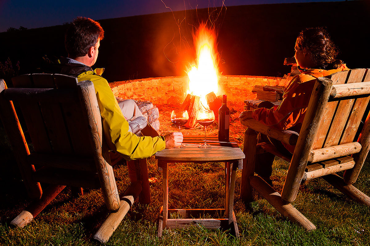костер. семейный огонь. вечер у камина. влюбленные у камина. уют и тепло.
