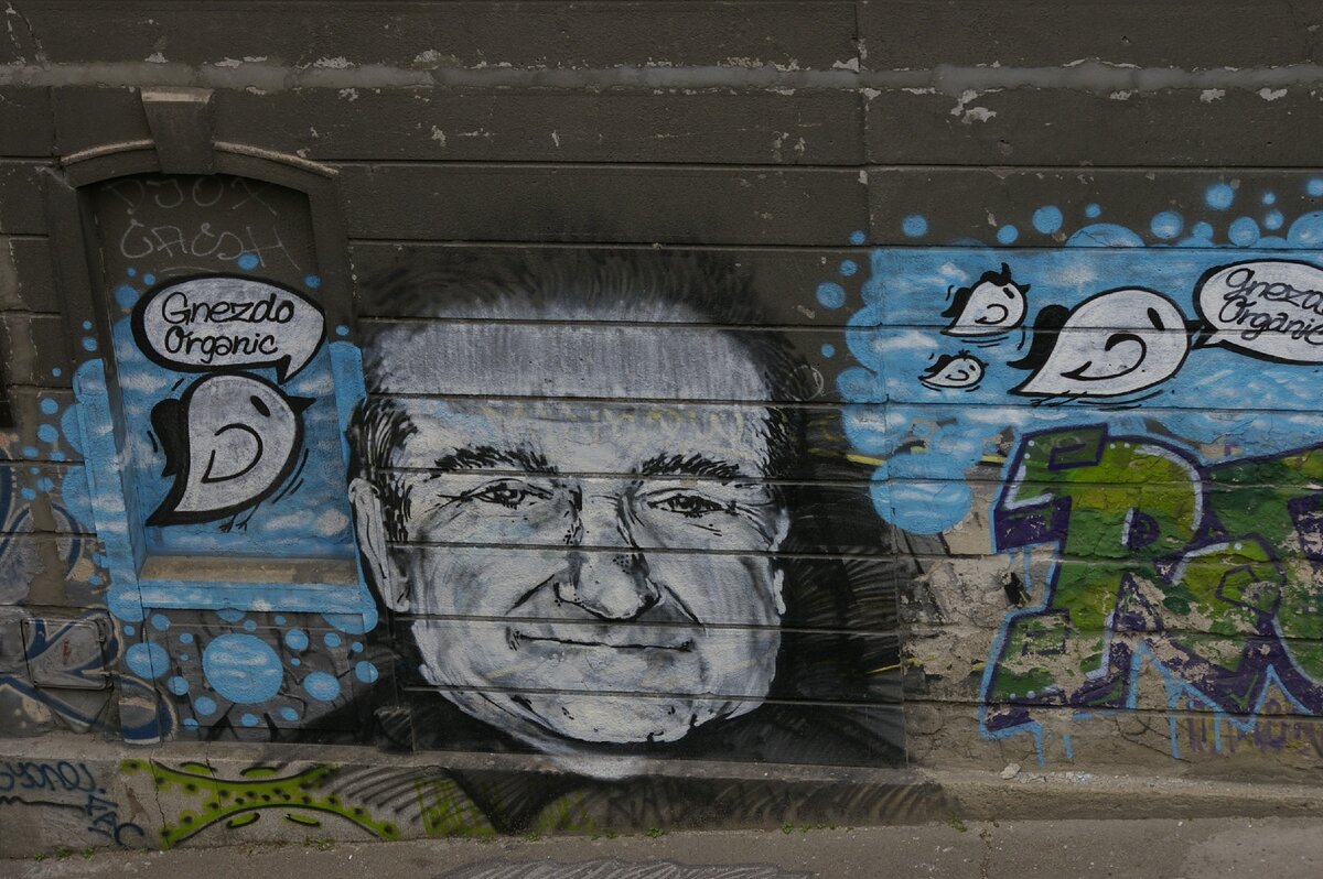 Фото из Белграда. Узнаёте кого изобразил уличный фотограф?