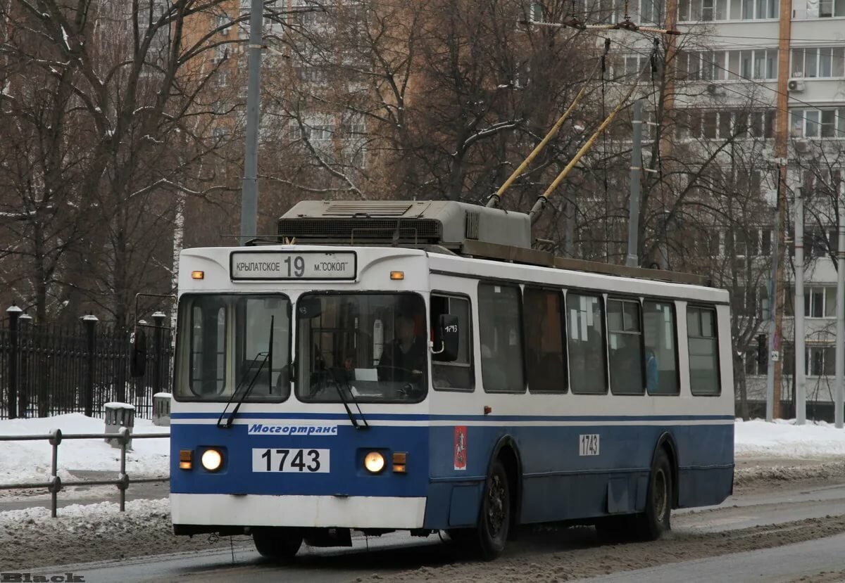 19. Это был очень длинный маршрут, который шёл из Крылатского почти до центра. На значительной части его пути следования контактная сеть осталась.