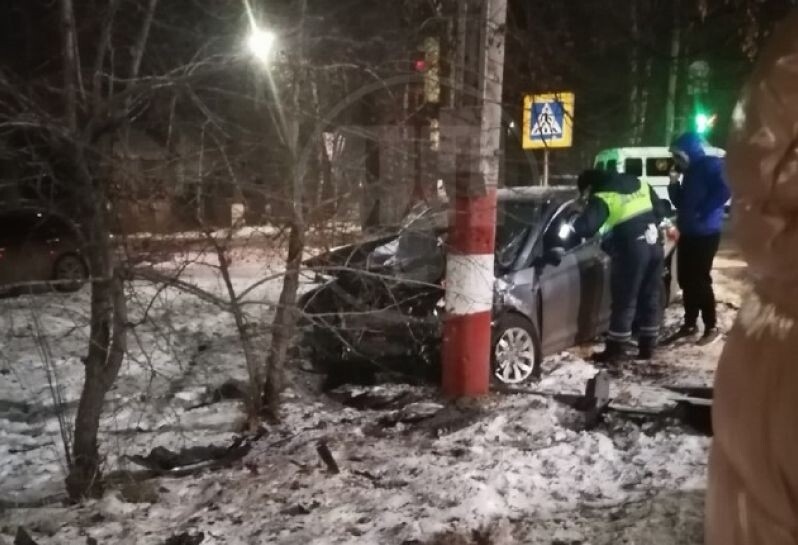 Солярис от удара улетел в столб
