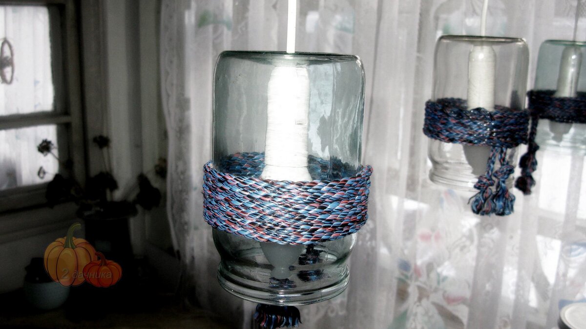 Такой самодельный светильник у нас на дачной кухне, над обеденным столом.