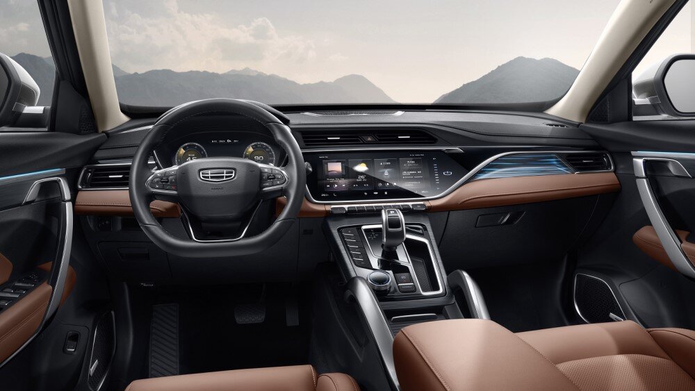 На фото: салон кроссовера Geely Atlas Pro.