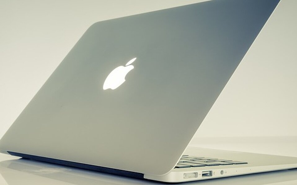 Стоит отметить что Apple планирует начать продажи компьютеров Mac с собственными процессорами уже в 2021 году, полагаясь на разработки, используемые в iPad и iPhone
Ранее компания использовала в своих-2