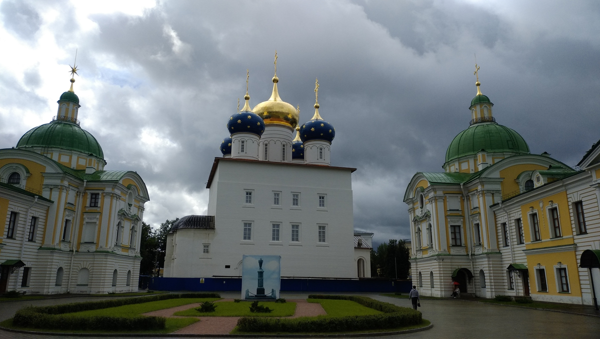 Восстанавливаемый Преображенский собор. Слева и справа - флигели Путевого дворца.