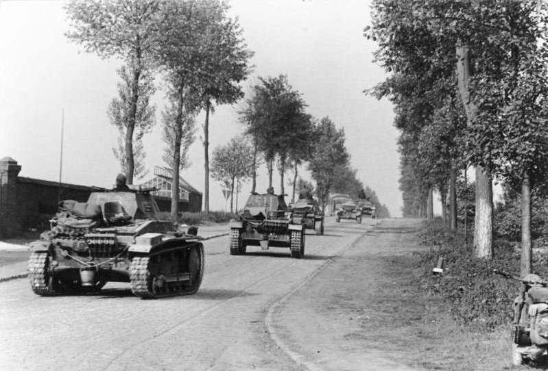 Немецкая танковая колонна в Бельгии, май 1940