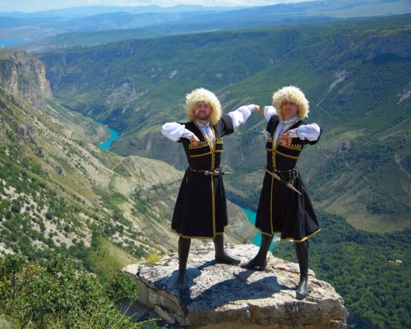 На фоне кавказских гор танцуем лезгинку...