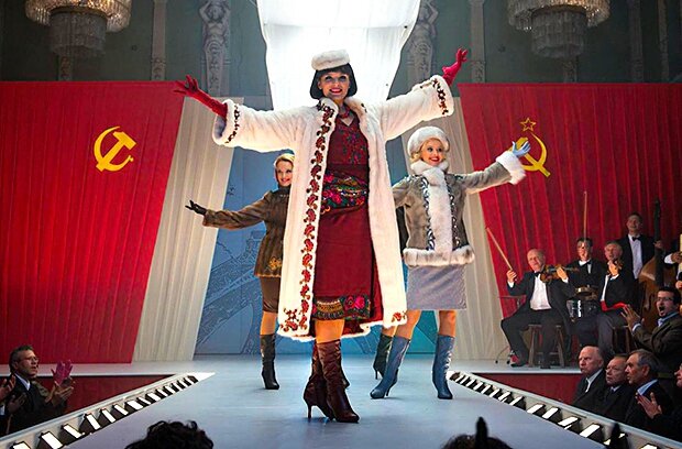 Кадр из фильма "Красная королева". Момент демонстрации сапожек советскими моделями. 