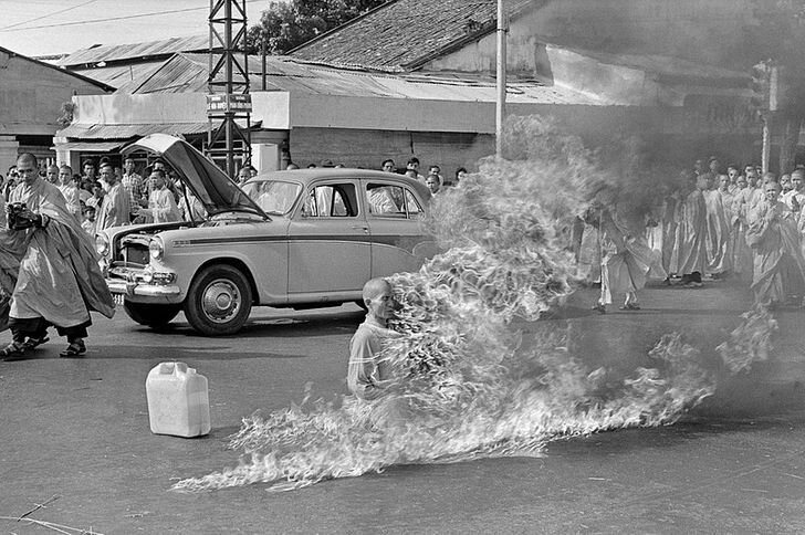 10 июня 1963 года десятки людей стали свидетелями самосожжения вьетнамского буддийского монаха Тич Куанг Дыка . Он сжег себя, чтобы противостоять угнетению буддистов со стороны правительства Южного Вьетнама . Малкольм Браун, американский журналист, запечатлел этот момент, и его фотография стала мировой сенсацией и привлекла внимание к политике правительства. Историки считают, что поступок Тич Куанг Дука стал переломным моментом в кризисе и во многом способствовал смене власти во Вьетнаме.