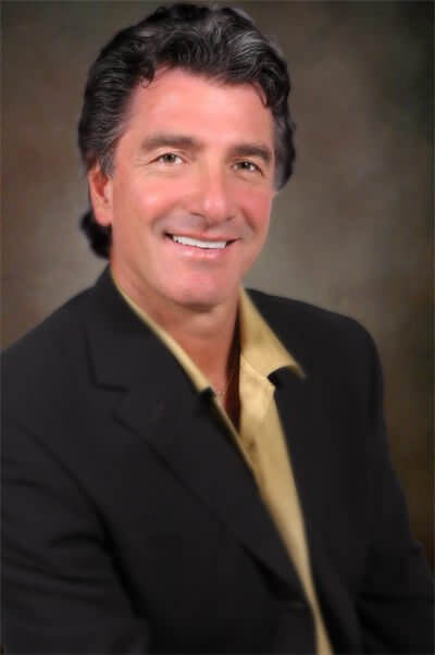 Харв Эйкер делится с читателями собственной теорией успеха, которую успешно применяет в своей жизни. Это помогло ему развить собственный бизнес, основать компанию по оказанию помощи в саморазвитии. Когда автор сформулировал свои трактаты финансового процветания и начал следовать им, свой первый миллион он заработал за два года. Теперь он увеличивает доходы и помогает тем, кто так же стремится к полноценной жизни.