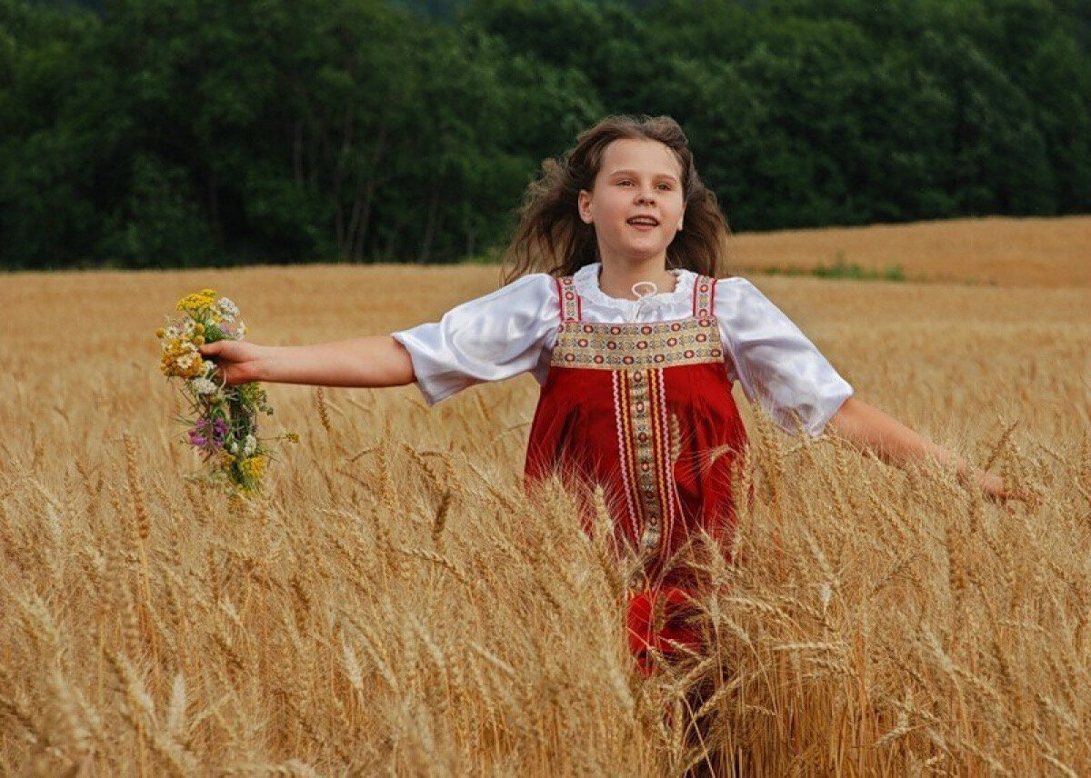 Живет в белорусском слушать. Славянские дети. Дети народные костюмы поле. Славянские дети в поле. Русские девушки в поле.