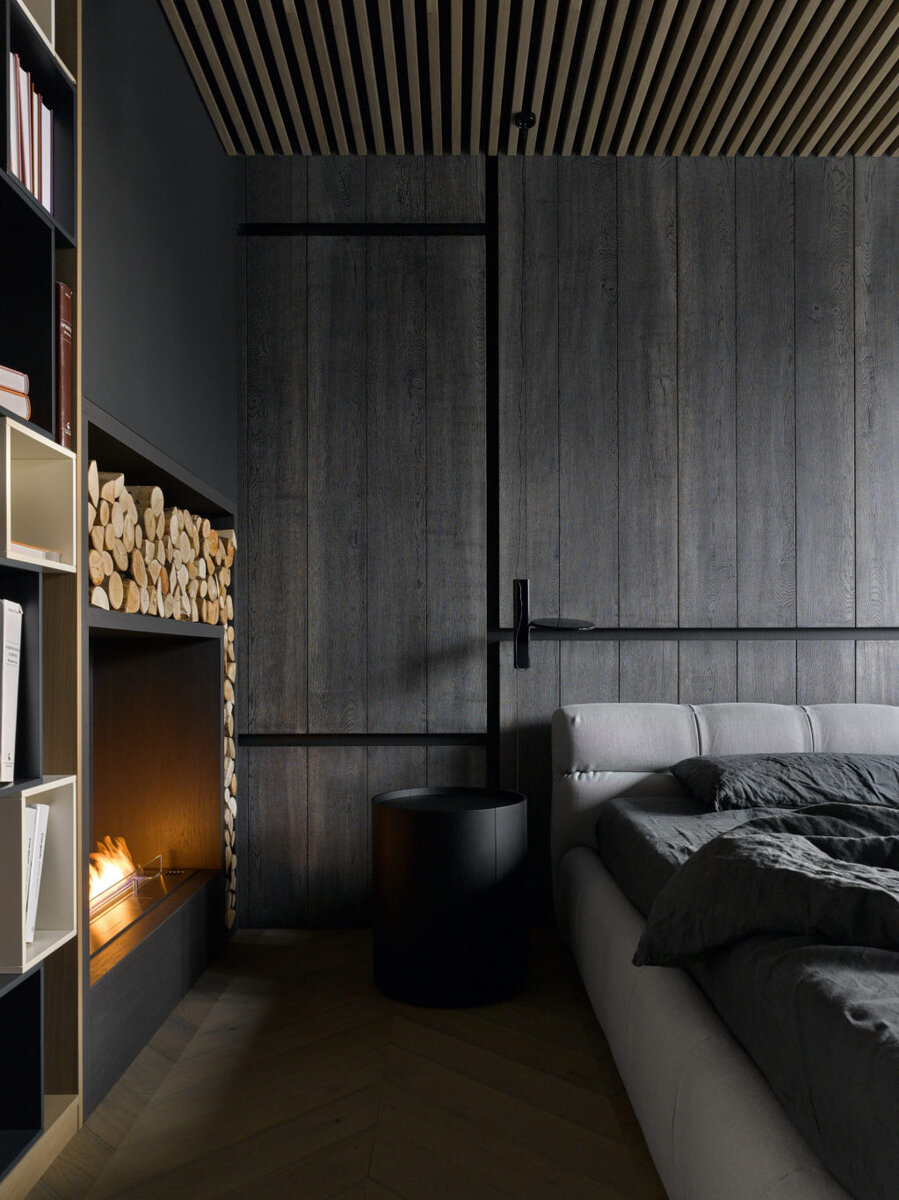 Проект  Марины Кутузовой. Главная спальня. Двери, Rimadesio; кровать, B&B Italia; светильники, Flos; тумба, Living Divani; биокамин, Planika. Фото: Сергей Ананьев.