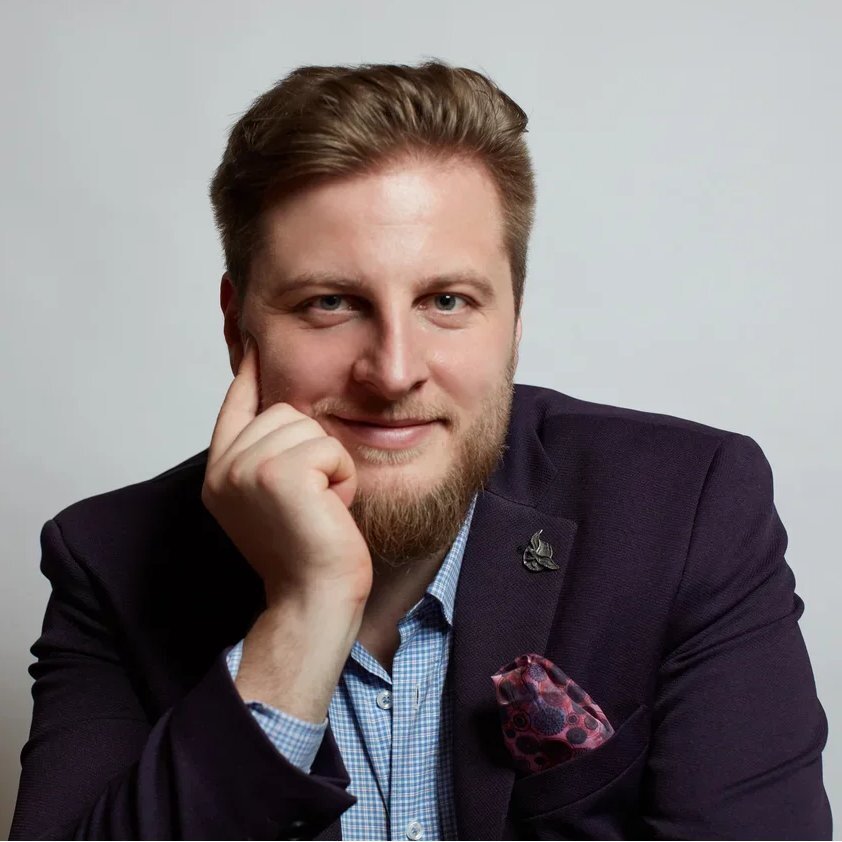 Подписывайтесь на наш канал, друзья!
«Почему у вас так дорого?», - частенько слышу такой упрек. Давайте отвечу публично. Ну во-первых, не дорого 🤪 Цена на мои гороскопы зависит от объема информации, и, поверьте, ни у кого нет такой вариативности цен на прогнозы, как у меня. Стоимость услуг начинается с 2,2 тыс. Это дорого за индивидуальный прогноз? Который вот прям ручками делается, а не распечатывается из программы? Если вы так считаете, то вы совсем не знаете рынок 😅 За 2,2 тыс вы можете получить ответ на один вопрос, не сильно развёрнутый, но точный. По качеству точно такой же, что и ответы на личных гороскопах. То есть я считаю, анализирую, смотрю варианты и т.д. Правда, почему-то часто клиенты не хотят выделить для себя что-то одно, что их сейчас волнует, сузить проблему, а спрашивают что-то в духе: «что у меня с личной жизнью». Супер конкретный вопрос, конечно 😂 И когда я начинаю говорить, что вообще-то по этому вопросу я минимум говорю 30 мин, и уложить в 1 короткий ответ эту информацию невозможно, то вот тут и начинается про «дорого» 🤨
Во-вторых, я всегда готов идти на встречу и предлагать вариант услуги, который устроит вас по цене, анализируя, что именно могу предложить под проблему каждого конкретного человека. Например, я рассказываю от вопросах совместимости партнеров около 30 минут (30 мин прогноза по одной теме стоят 8250 р.) Поверьте, все эти 30 мин я говорю без остановки, информации даю очень много, и это не вода. Это очень конкретно и подробно про вас. У меня столько информации, что меньше 30 минут невозможно потратить, чтобы разобрать одну тему. Хотя, если у вас есть вопрос не по бизнесу, профориентации или совместимости, то можно пообщаться и 10 мин за 5,5 тыс, тоже вот совсем недорого за оптимальный вариант решения проблемы, не так ли? Но вот названные 3 темы невозможно рассмотреть менее, чем за пол часа, это я утверждаю из своего многолетнего опыта консультирования. Причем, я-то могу. А вот вы не сможете и останетесь недовольными. Потому что останутся вопросы, а время уже пройдет. Потому что не очень подробно, так как времени на подробности не было. Потому что доверия особо нет, так как у меня не было времени показать, насколько хорошо я знаю ваше прошлое и ⏩⏩⏩
