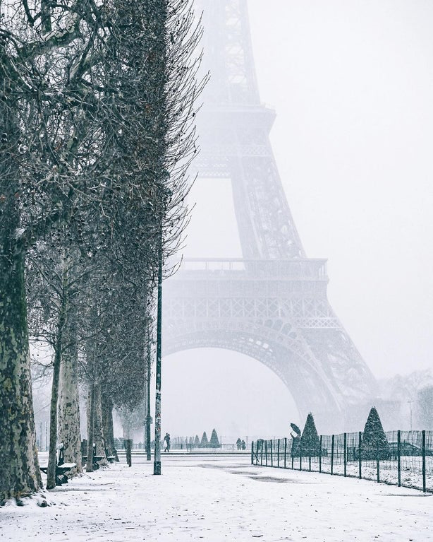 Засыпанный Париж. Снег идет не только у вас за окном.