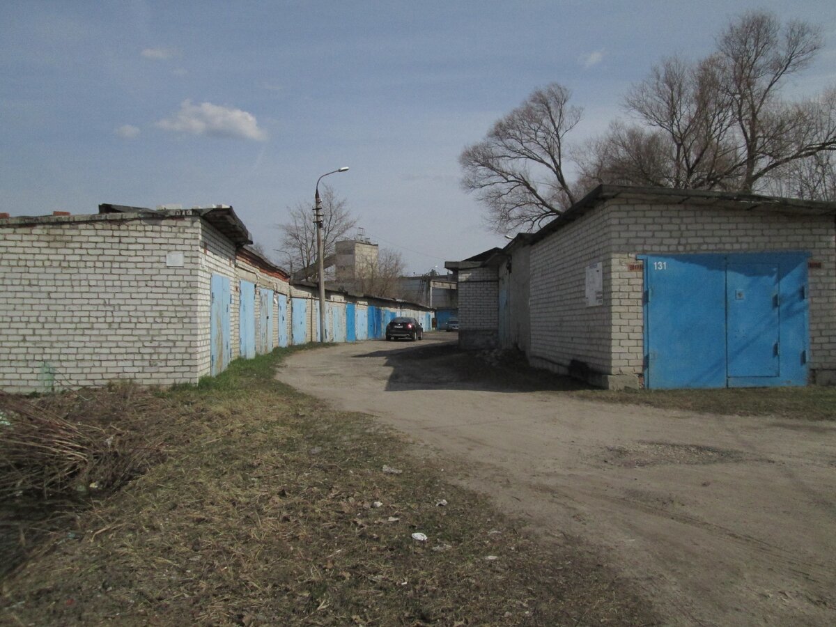 На первый взгляд, гаражи ничем не примечательны. Если не смотреть вправо от них на местности, конечно. На фото - обычный пейзаж окраин без всякой жд, но...