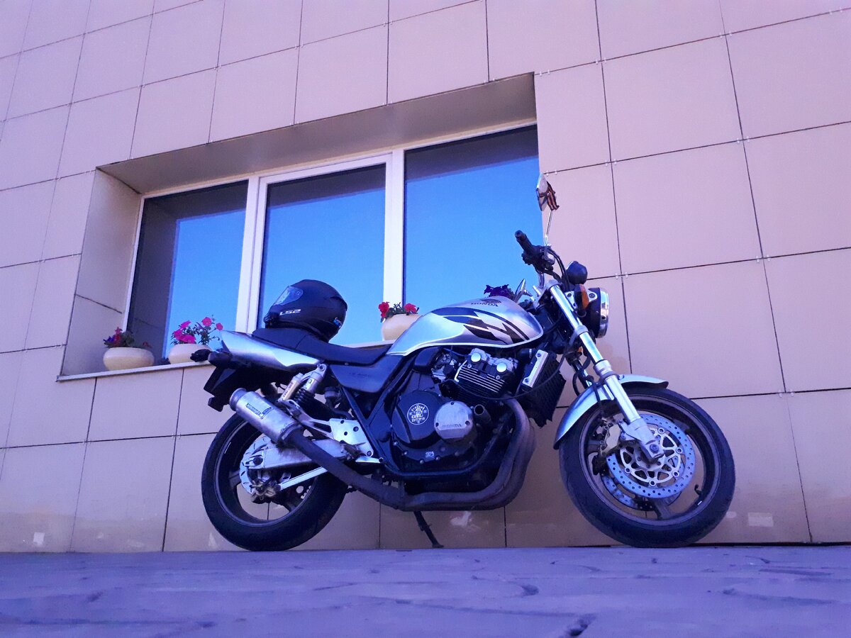 Достойный внешний вид (за счет бака "капли" кажется большим)