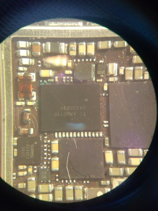 Микросхемы тачскрина. Iphone 6 Plus контроллер тачскрина перемычка. Плата тачскрина iphone 6 Plus. Iphone 6 контроллер тачскрина. Айфон 6 плюс контроллер тачскрина.