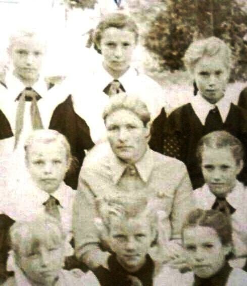 Это Августа Михайловна Вещева с классом, в котором училась моя сестра Анна (она стоит сразу за тетей Гутей - Августой Михайловной.