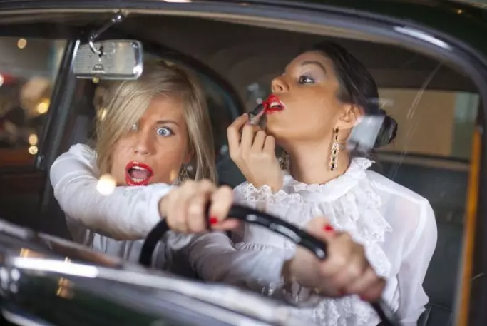 Взгляд из-за руля авто. 