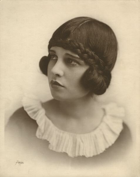 Этот фотопортрет Аниты Лус, сделанный в 1920 году, напечатан на 36 странице популярного журнала о кинематографе Motion Picture Magazine. Архив этого номера журнала - https://archive.org/details/motionpicturemag19moti/page/n315/mode/2up 